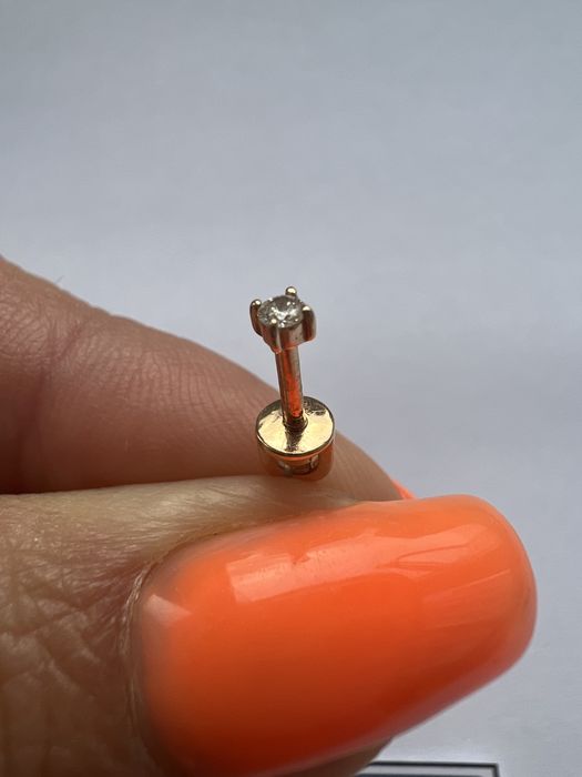 Золотая моно серьга с бриллиантом красное золото 585 проба