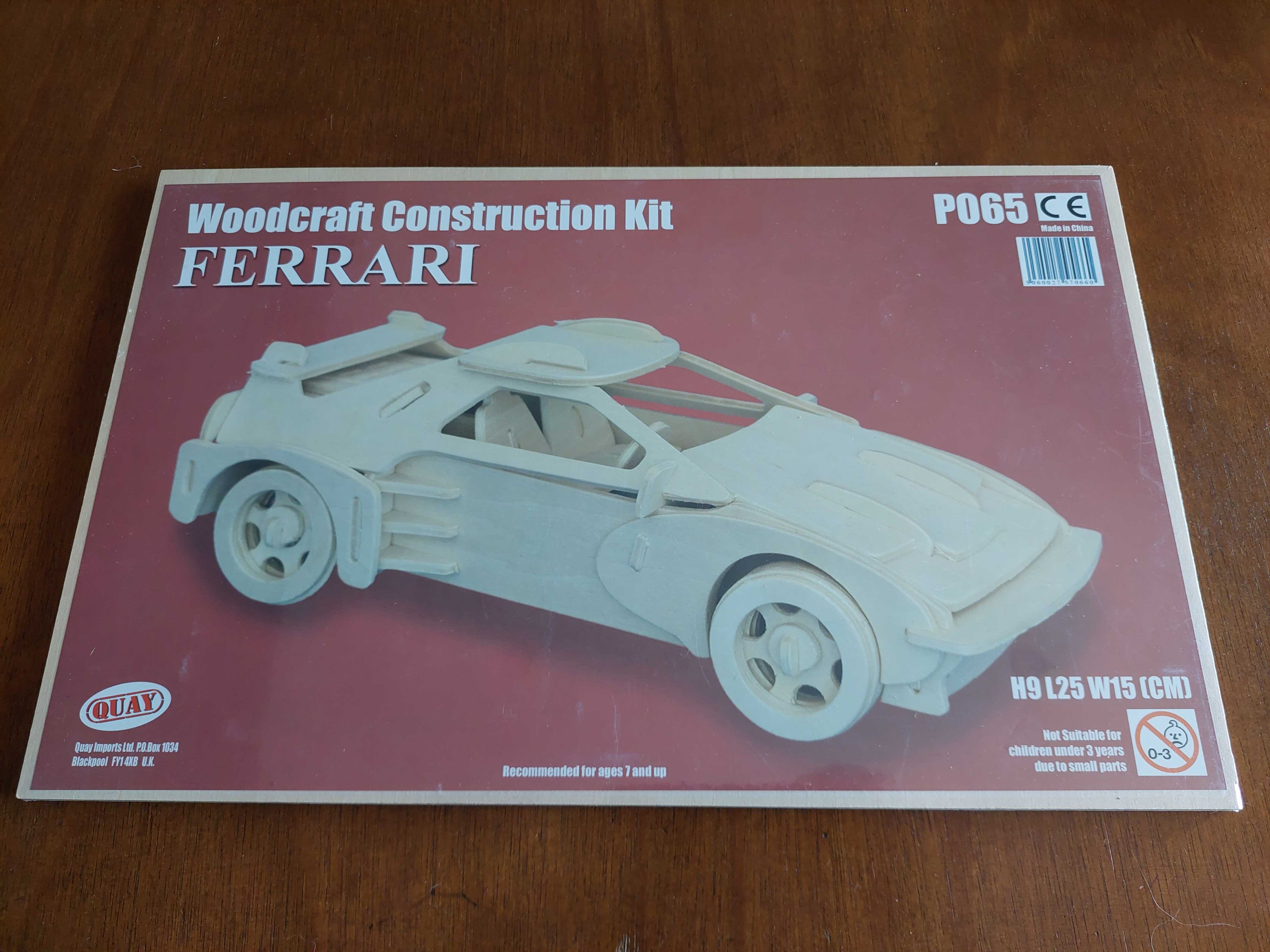 Porsche e Ferrari de madeira