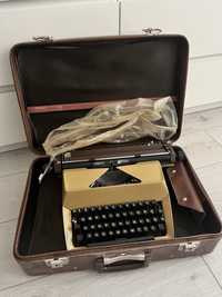 Maszyna do pisania w eleganckiej walizce