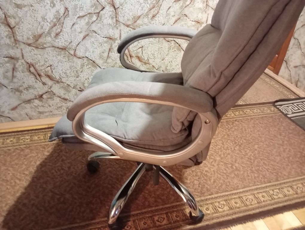 Продам офісне крісло!