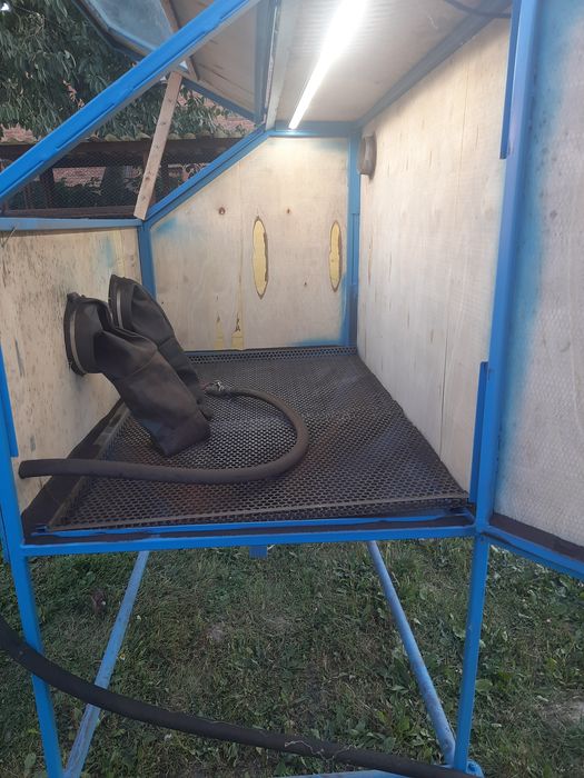 Kabina do piaskowania z piaskarką syfonową
