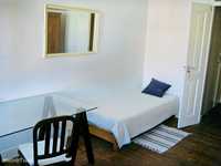 35567 - Quarto com cama de solteiro em apartamento com 5 quartos
