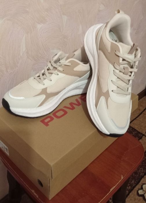 Кросівки чоловічі 43 розміру, дуже зручні та м'які.