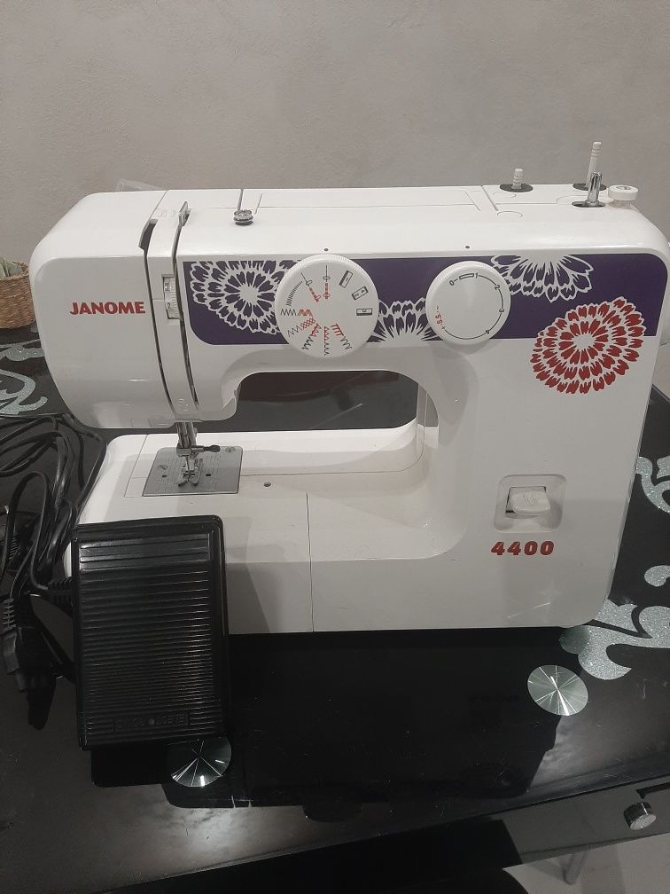 Швейная машина Janome 4400