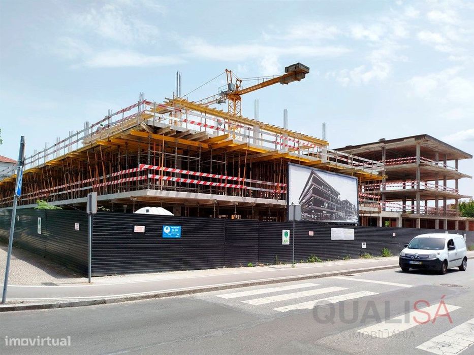 Loja de gaveto com 93,4m2 em prédio novo no centro de Vila Verde