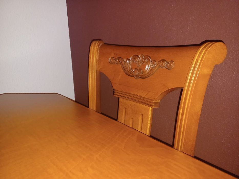 Conjunto de mesa e cadeiras