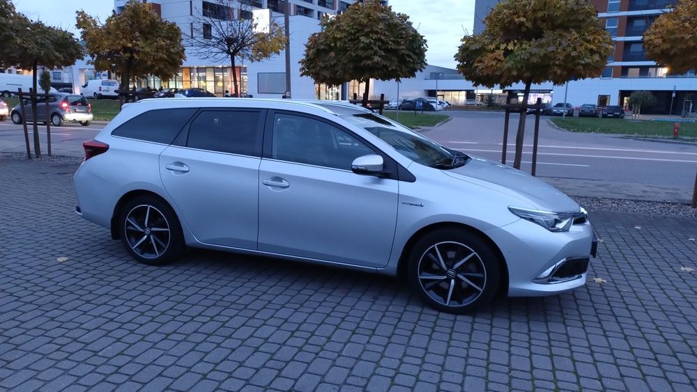 Toyota Auris 1,8 hybryda Salon PL