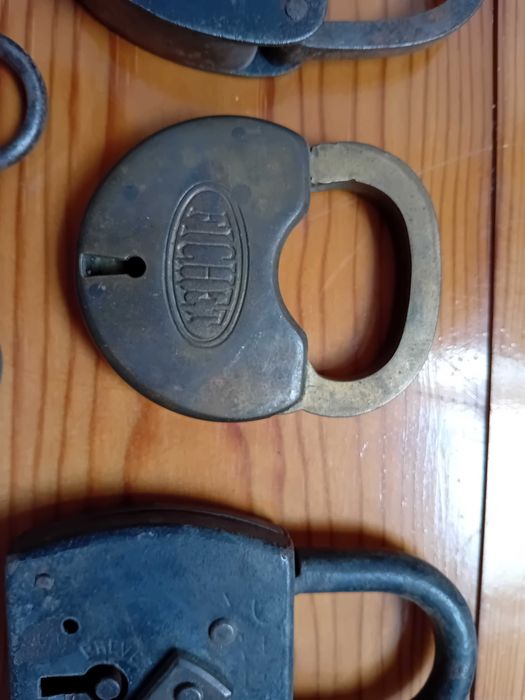 Lote de 9 cadeados antigos