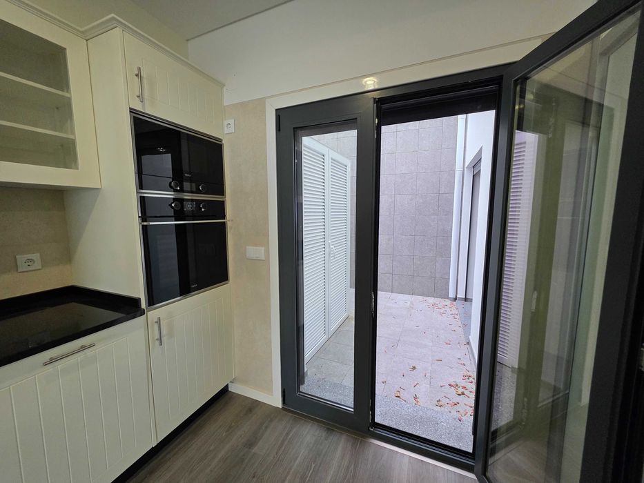 Apartamento T2 em Sesimbra vista de mar primeira linha .