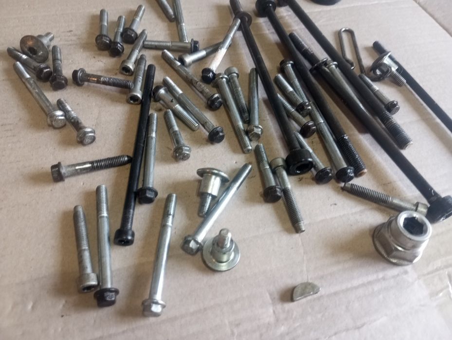 Śruby śrubki szpilki nakrętki silnika klin Aprilia SX 125 RX xtm A4