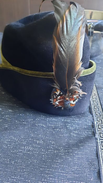 Czapka z piórkiem na polowanie