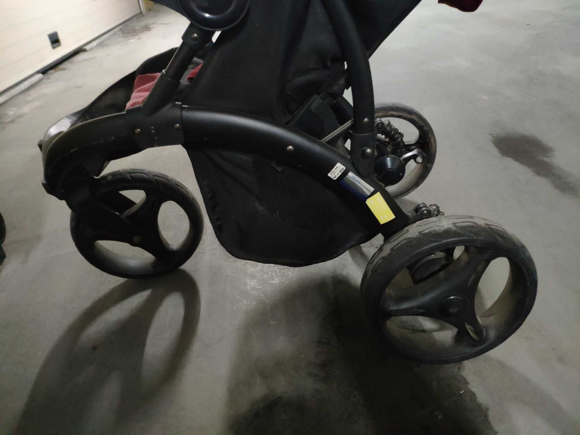 Carro de bebê com ovo