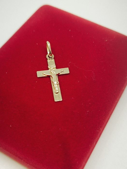 Złoty wisiorek krzyżyk z Panem Jezusem, złoto próby 585