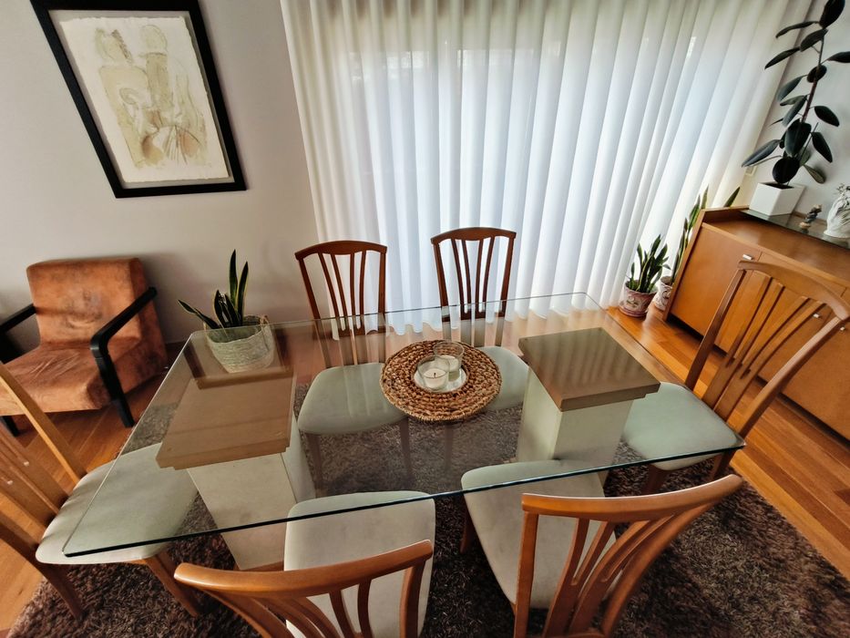 Mobília de Sala Cadeiras, mesa e aparador