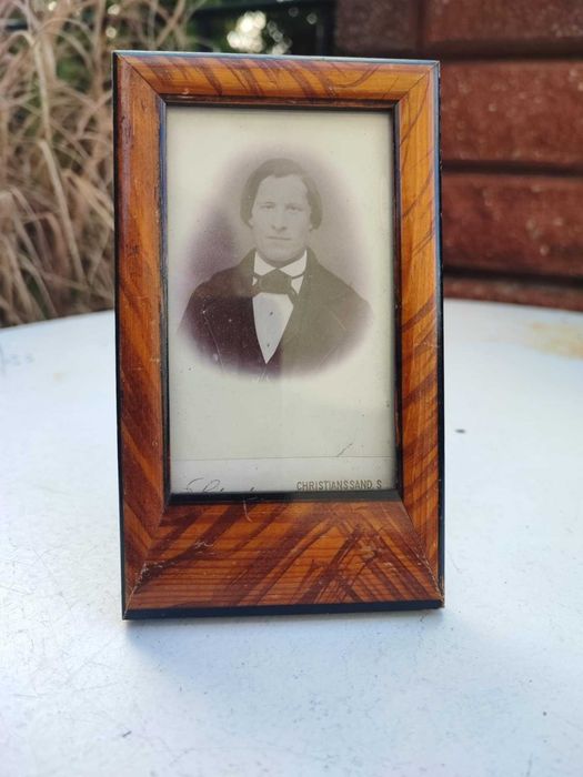 Secesyjna ramka na zdjęcie,obrazek,drewniana za szybą,stojąca