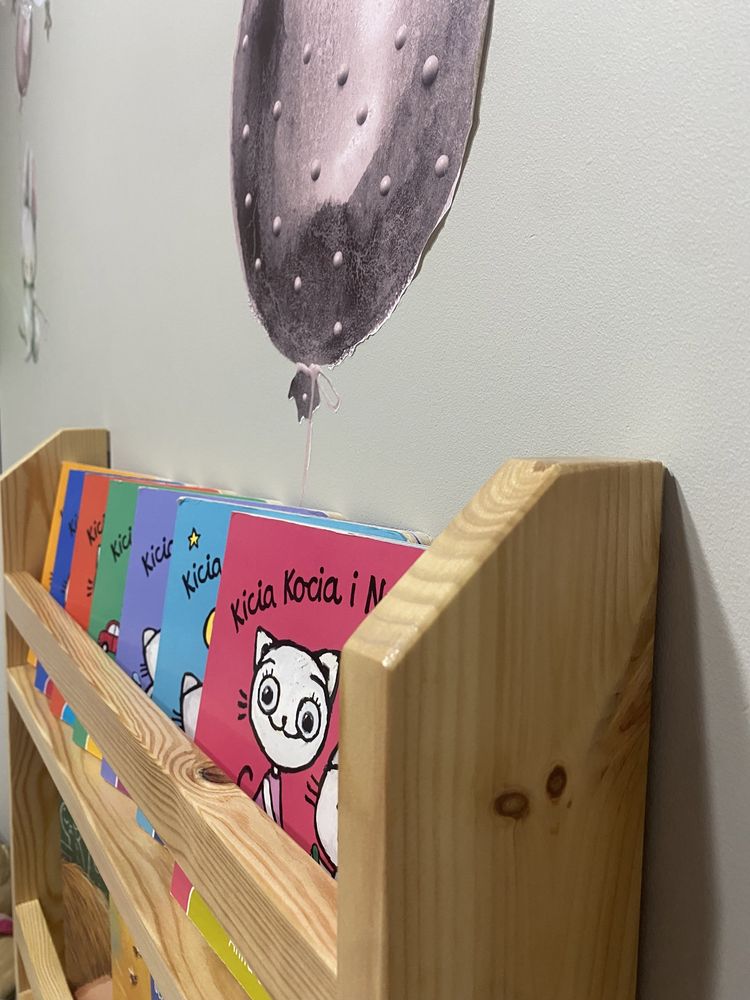 Biblioteczka dziecięca sosnowa gotowa do wysyłki