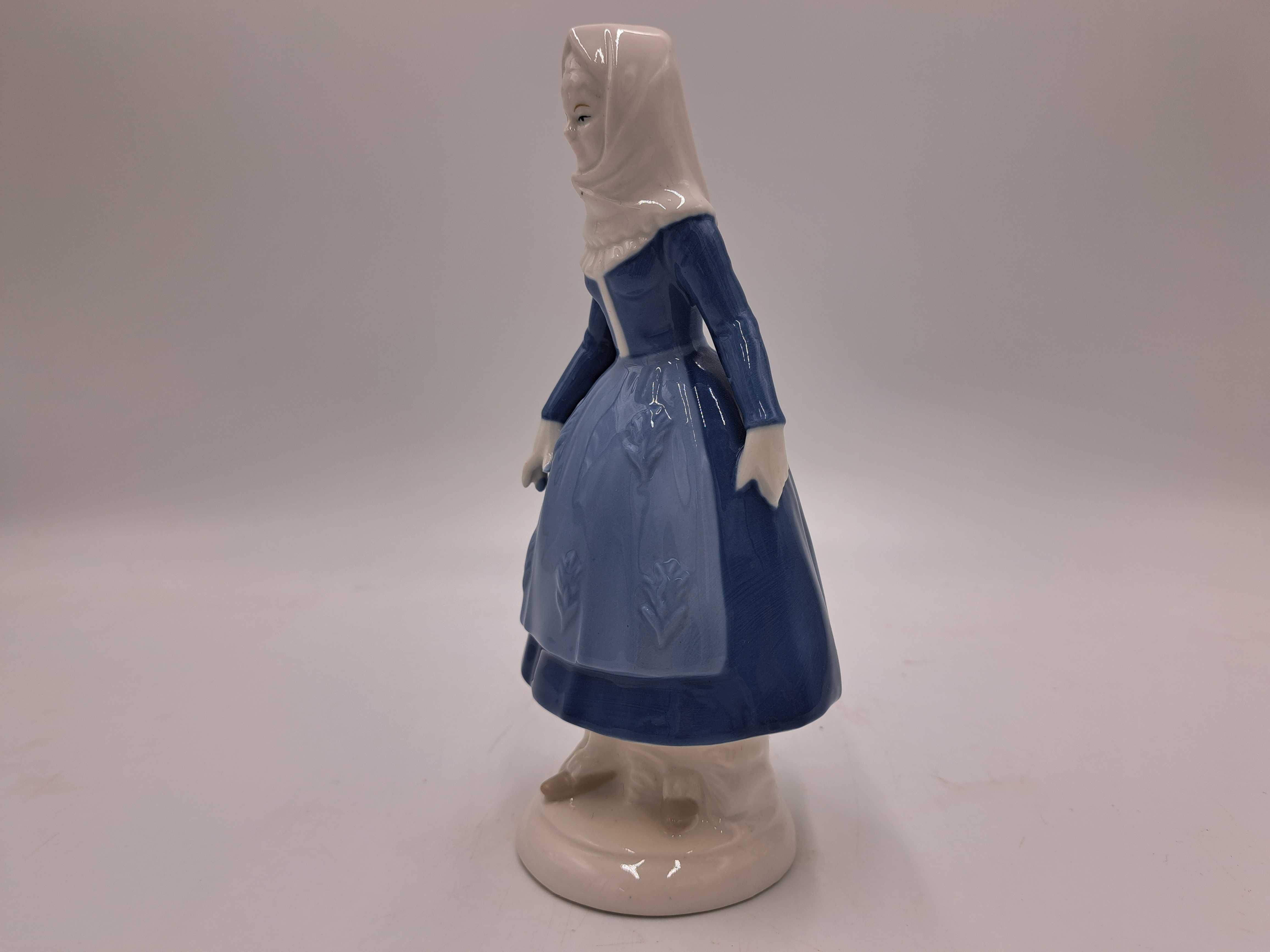 Figurka porcelanowa Lippelsdorf Turyngia kobieta w chustce niebieska