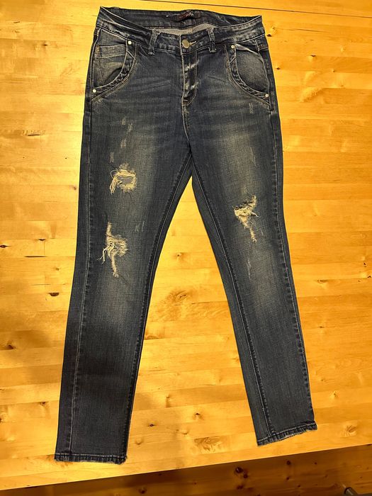 Dżinsy z przetarciami 31