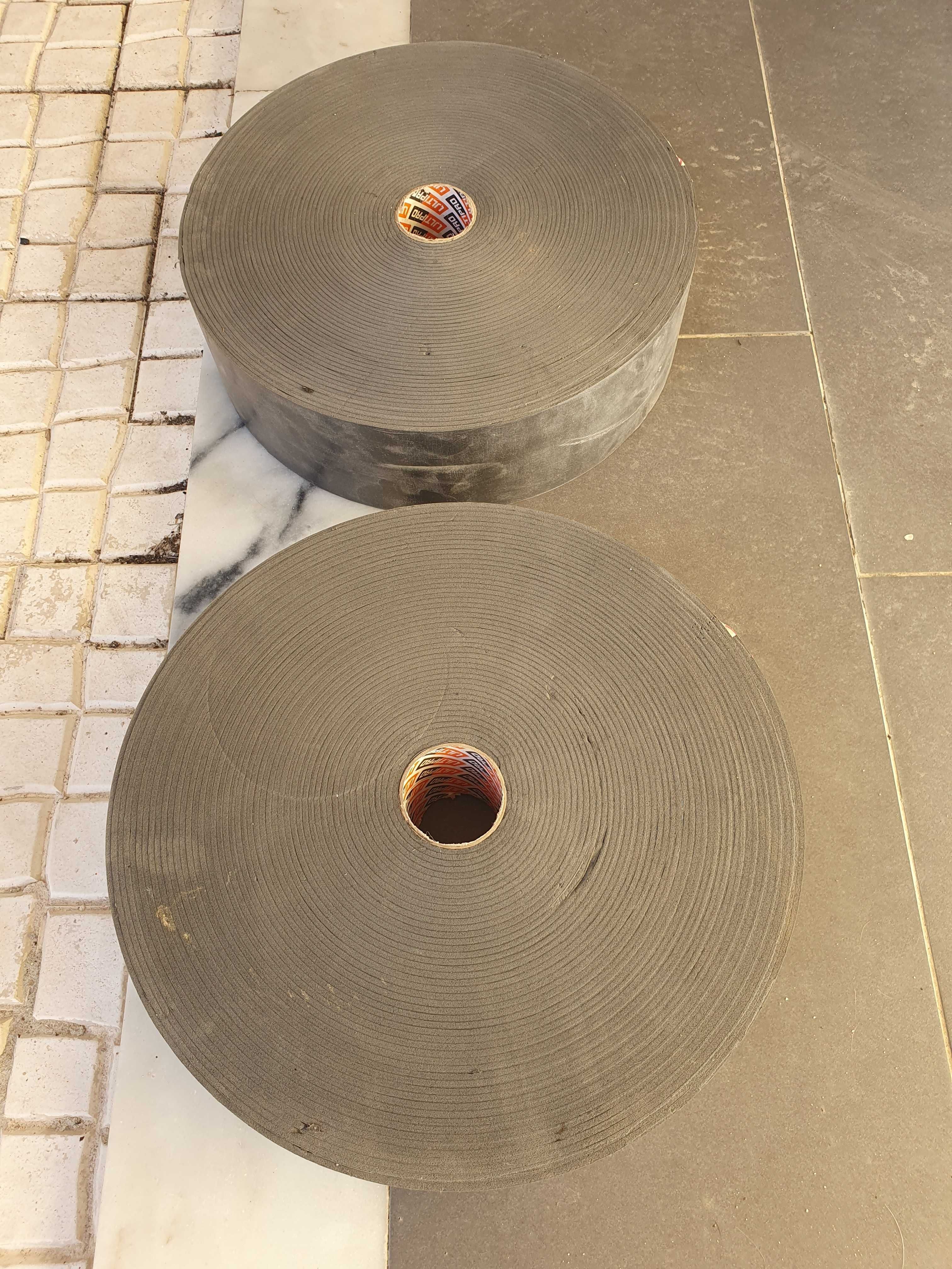 2 Rolos de fita para isolamento acustico.