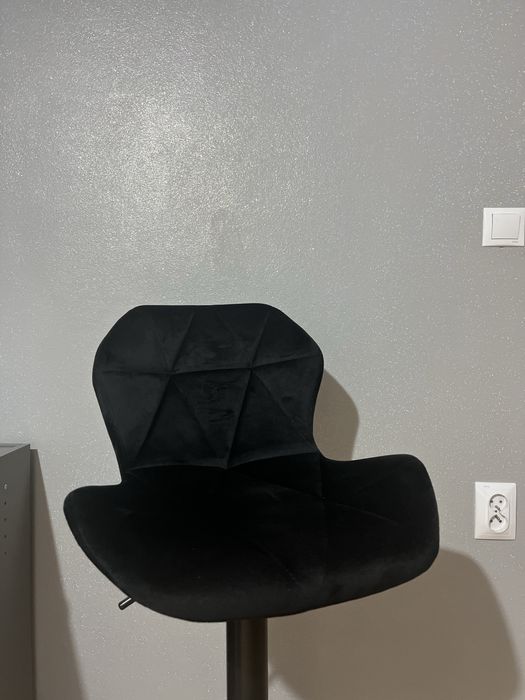 Pikowane kosmetyczne krzesło czarne hoker glamour