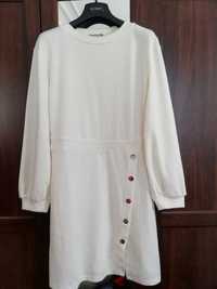 Dzianinowa sukienka z ozdobnymi guzikami biała kremowa Orsay 36 S