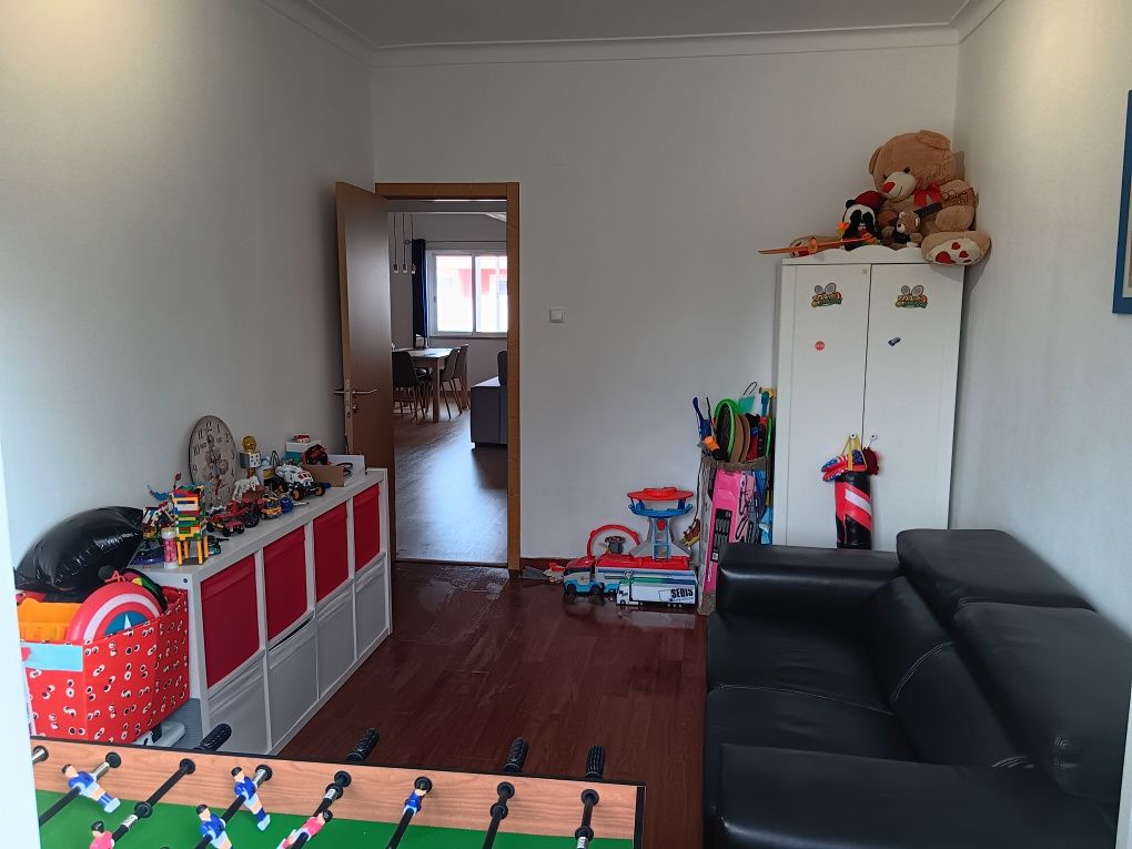 Feijo Apartamento T4 no primeiro andar, remodelado para T3 com sala de