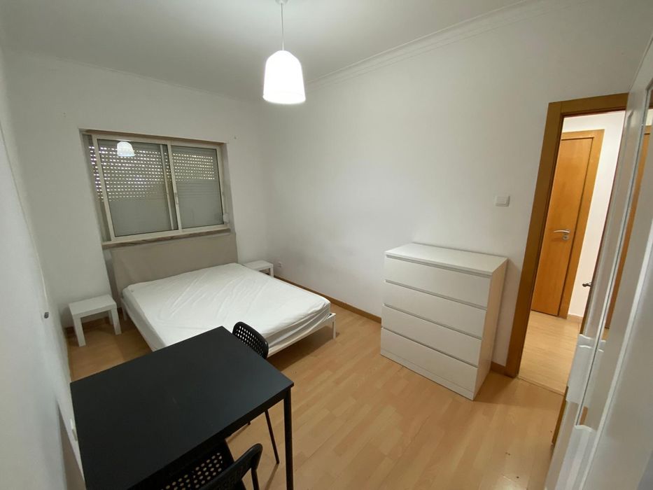 Alugo quarto em Massamá para casal