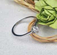 Klasyczny srebrny pierścionek z cyrkonią 1,20g P925 roz.17