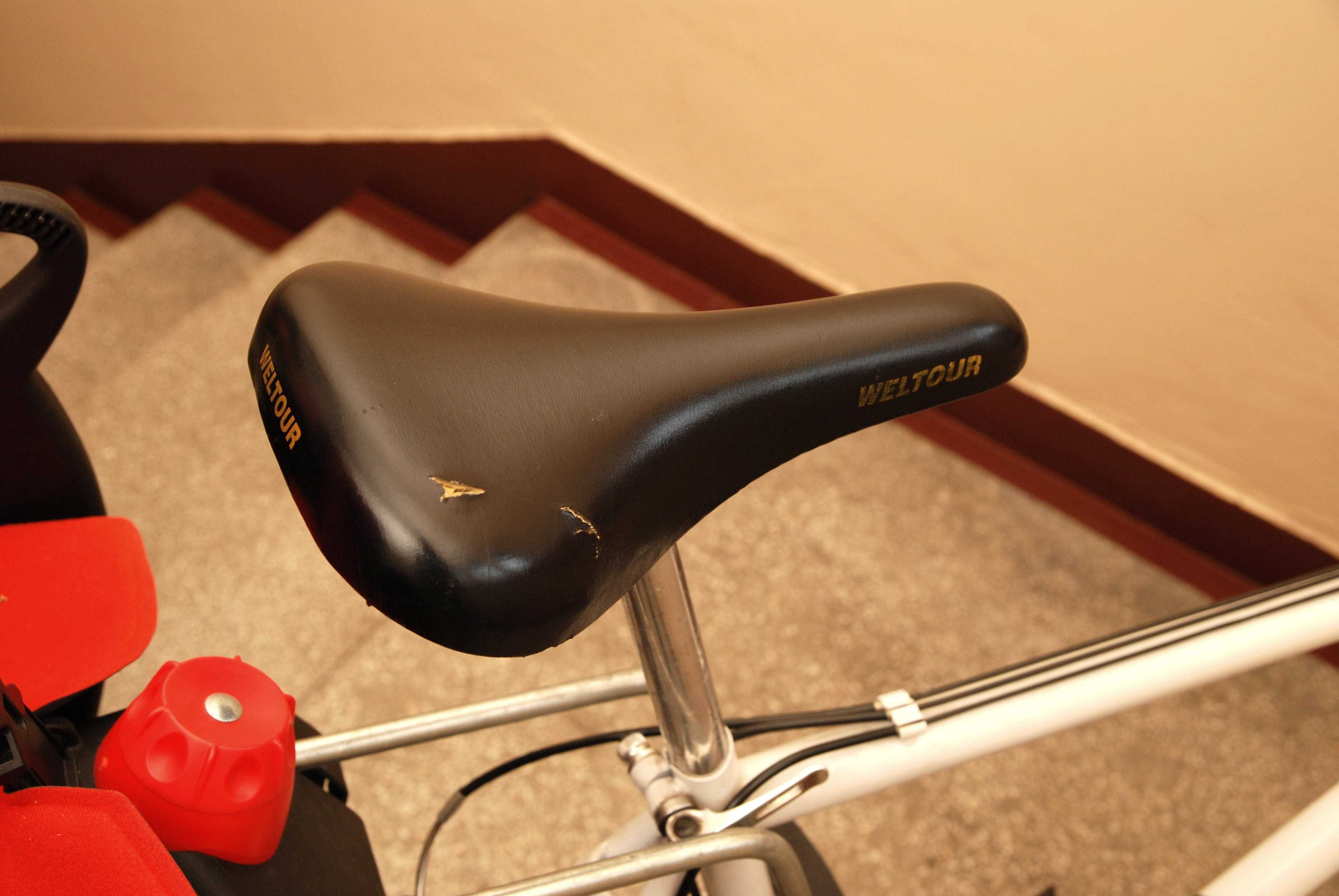 Mocny zadbany stalowy rower miejski z fotelikiem Hamax