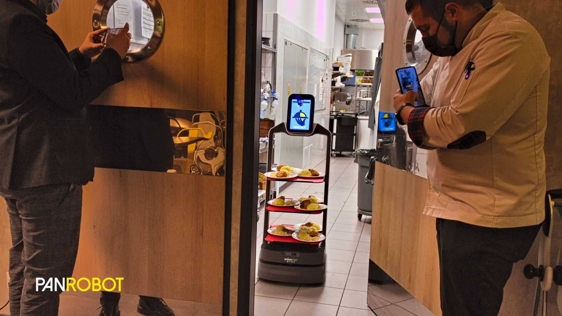 Robot kelner / Robot Usługowy / Pan Deliverybot / Kerfuś