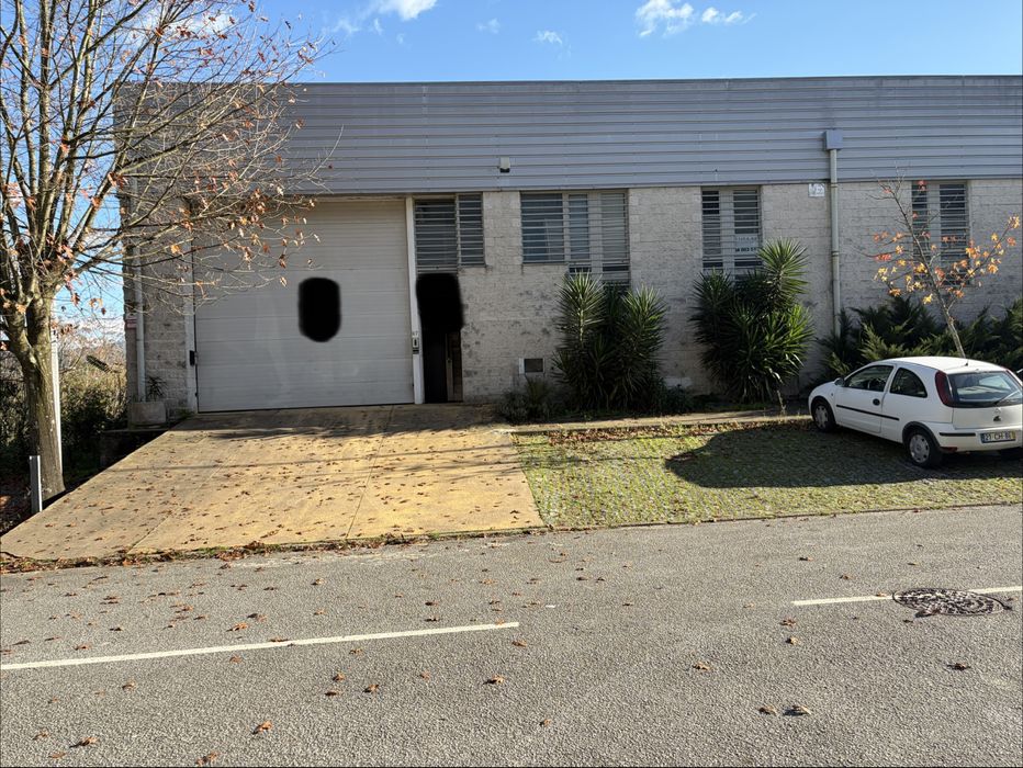 Pavilhão Industrial Na zona Industrial de Brito