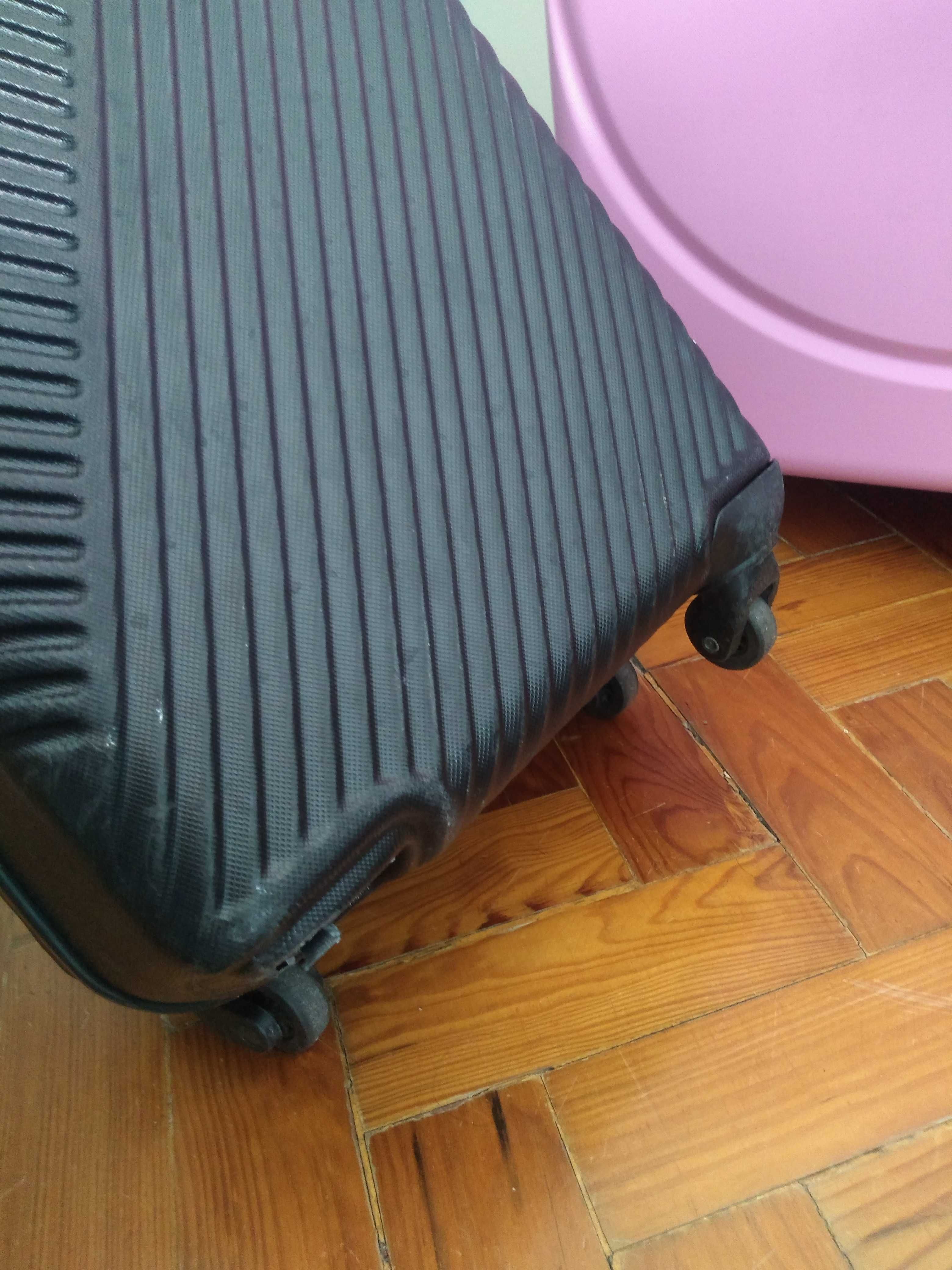 Mala de viagem pequena em bom estado PRECISA DE REPARO
