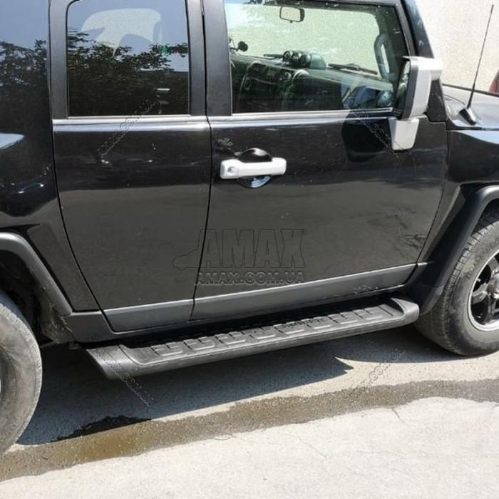 Пороги боковые Toyota FJ Cruiser (04-15) в черном цвете на Toyota FJ