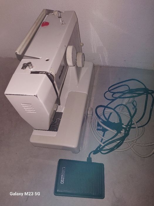 máquina de costura, em bom estado de funcionamento, pouco usada.