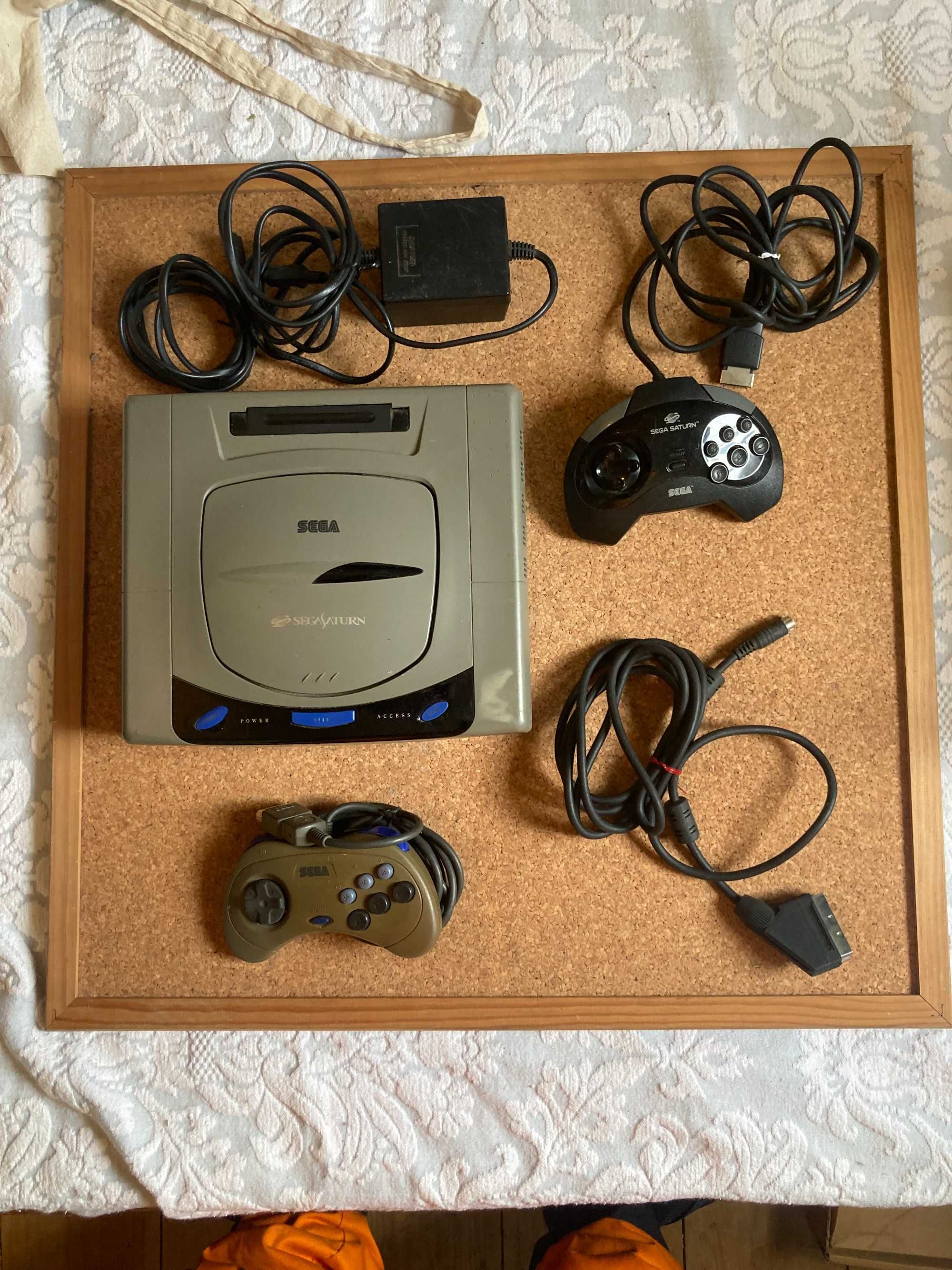 Sega Saturn Japonesa Consola com dois comandos a funcionar 100%
