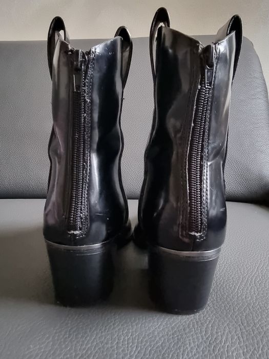 Стильные базовые казаки Stradivarius