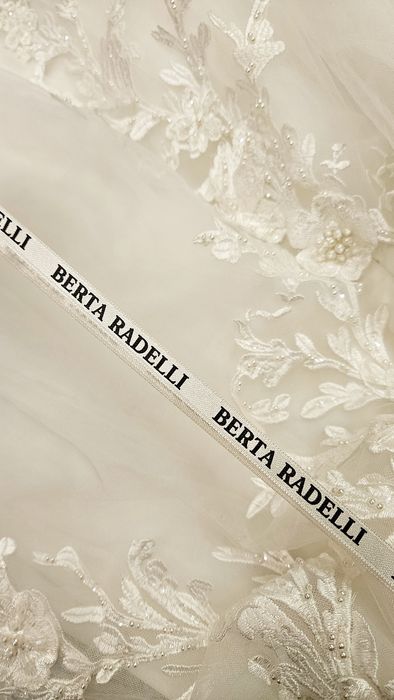 Продам весільну сукню Berta radelli