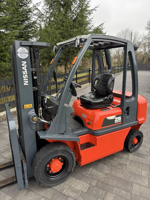Wózek widłowy Nissan 2,5 t DIESEL triplex przesów 6976 h pracy 2001 r
