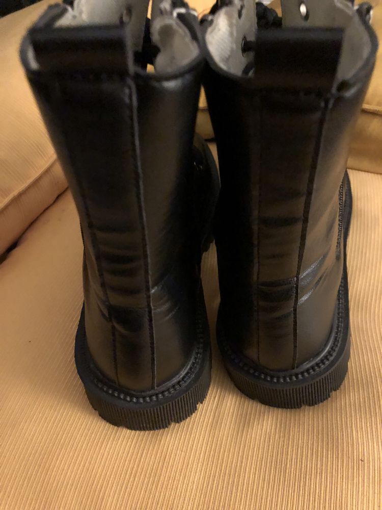 Botas com  atacadores e fechos laterais, usadas