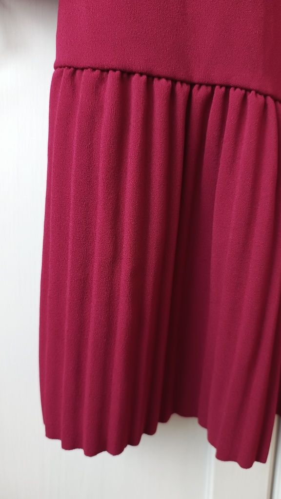 Bordowa sukienka elegancka z plisami m/l