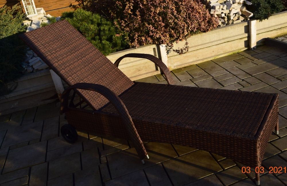 Leżak ogrodowy na kółkach brązowy technorattan z ekri poducha
