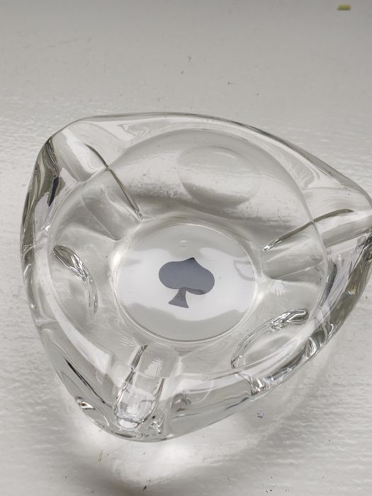 Szklane popielniczki.