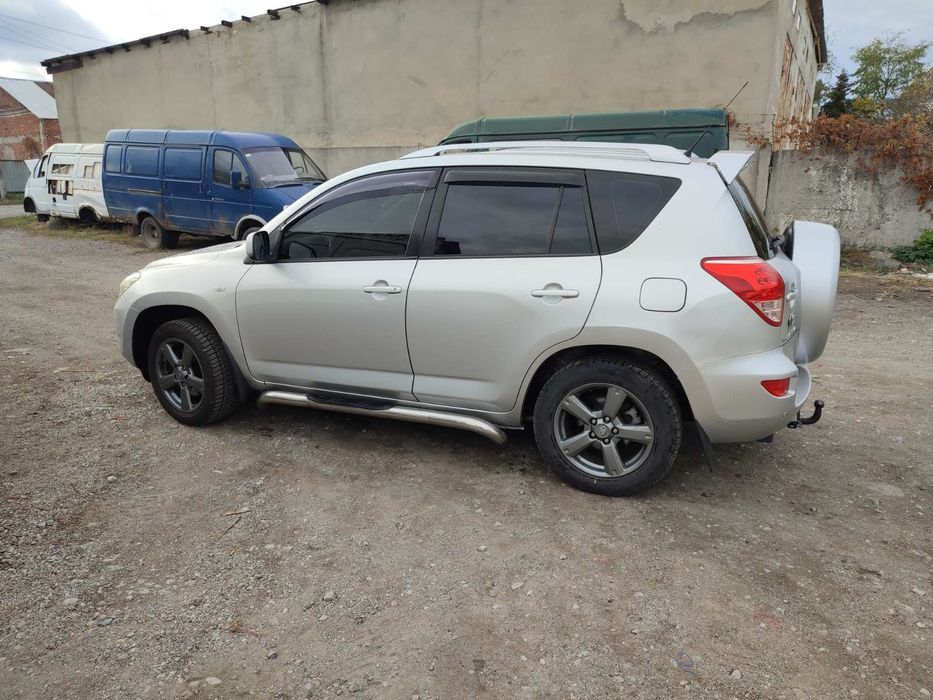 Toyota.    Rav 4