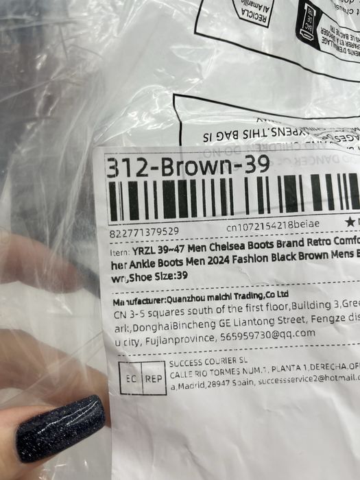 Męskie buty Chelsea Boots w kolorze klasycznego brązu.