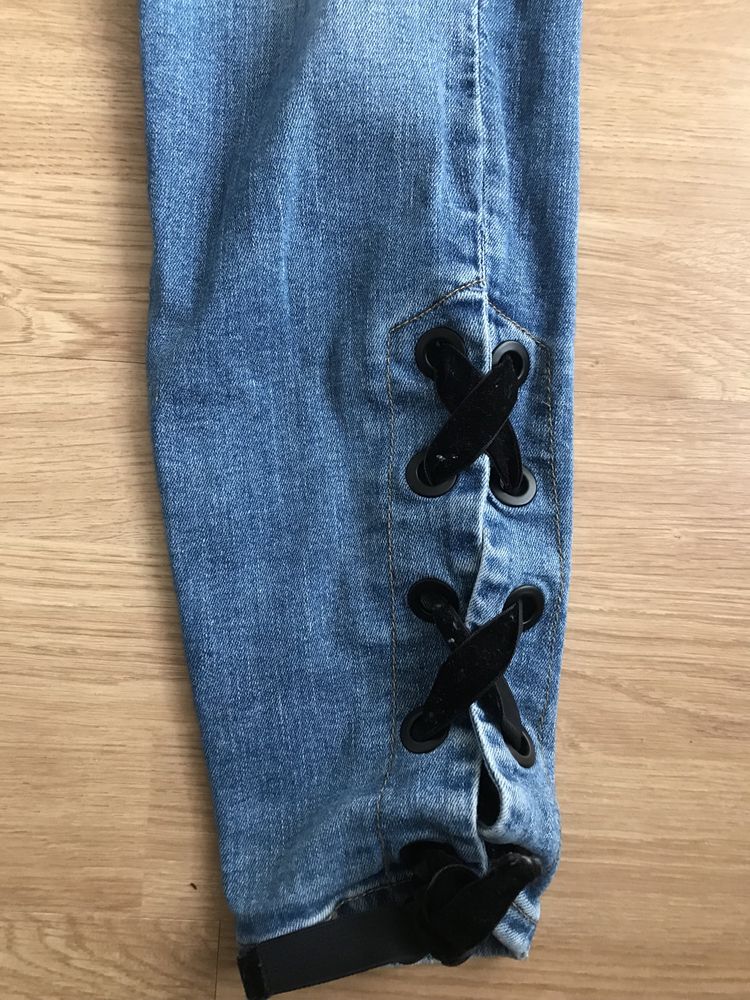 Jeansy z wstazkami na nogawkach