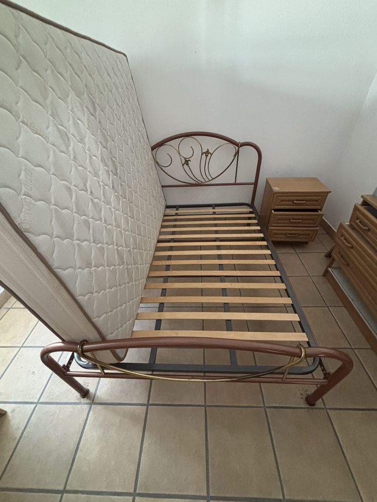 Cama, colchão e estrado