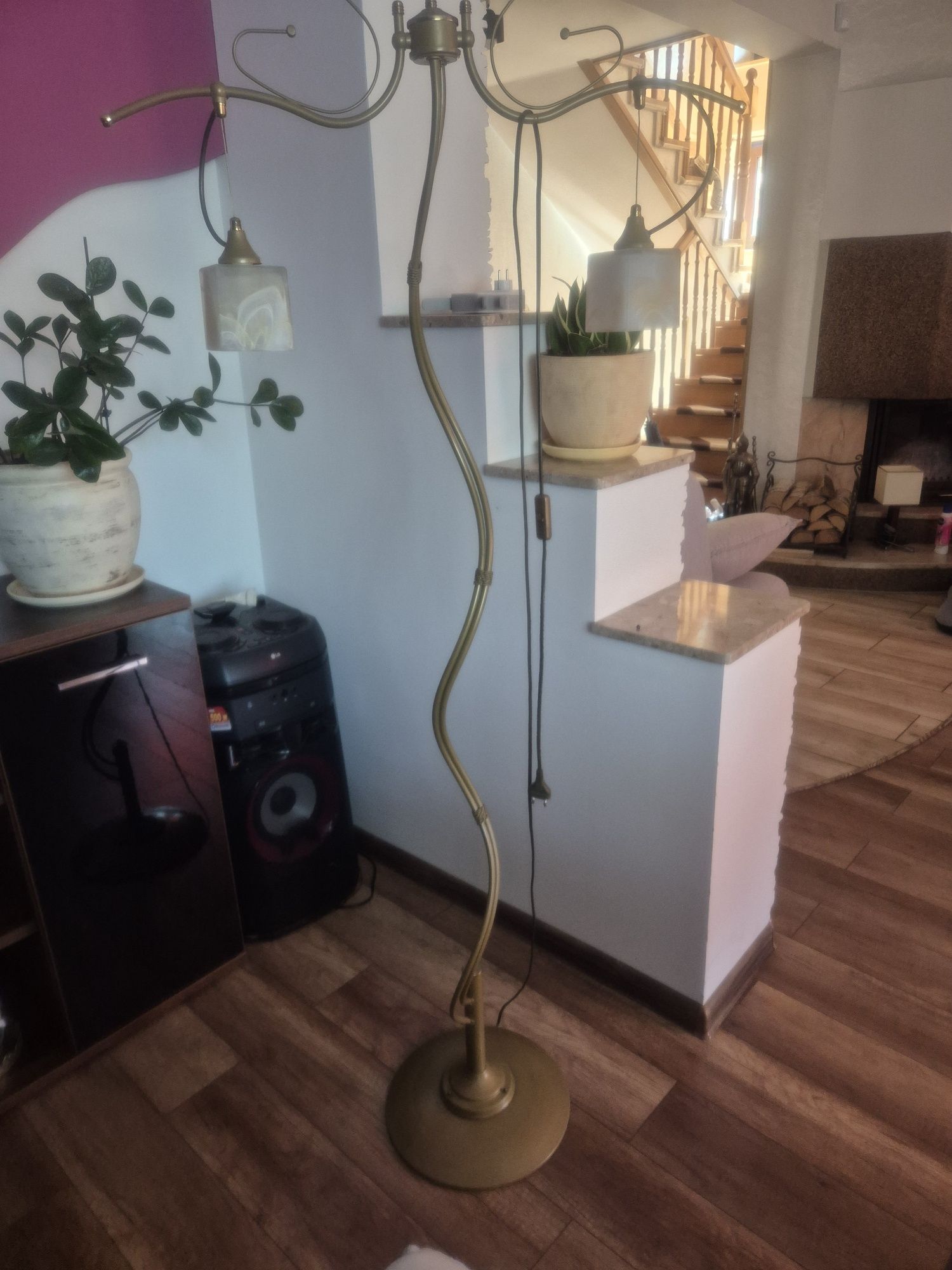 Lampa stojąca w stylu retro