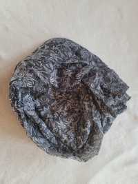 Szara chusta, apaszka w czarny wzór,    rozmiar około 150cm x 190cm
