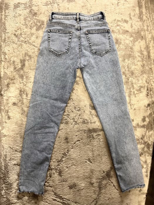 прямі світлі джинси