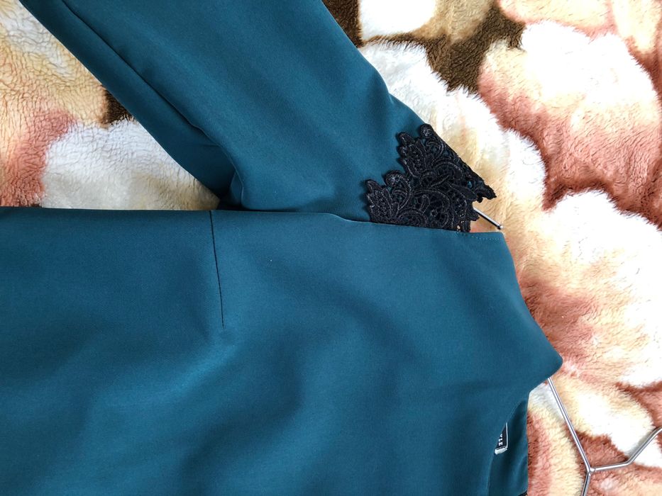 Красива сукня ізумрудного кольору